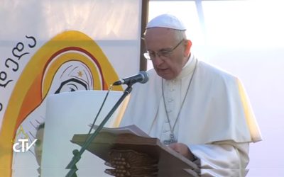 Il Papa attraversa in Georgia Porta Santa con logo mariano di Biancavilla